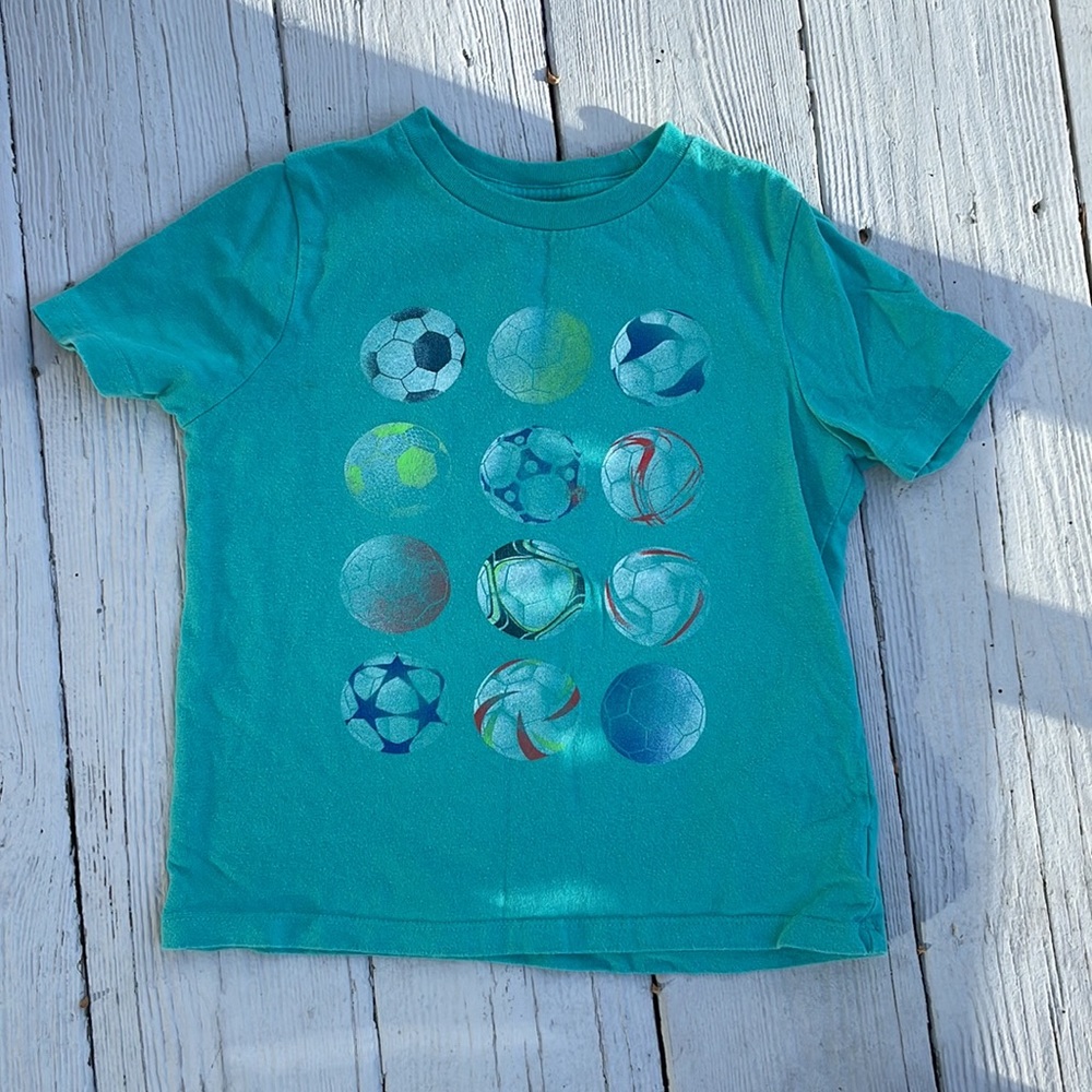 Gap Kids soccer tee - 6/7